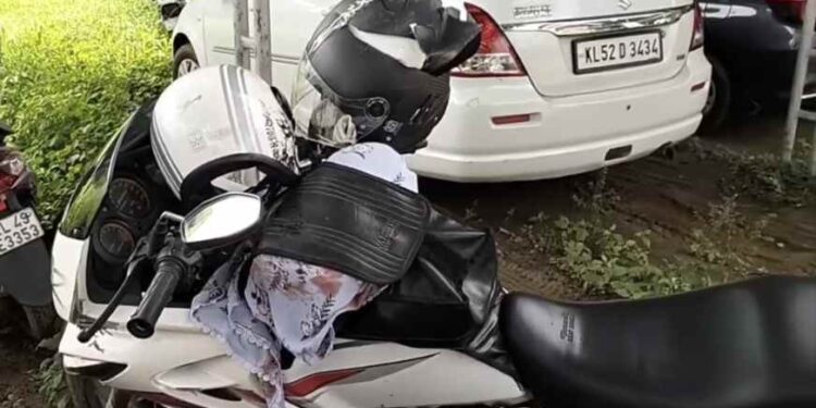 പുതുശ്ശേരിയിൽ  കണ്ടെയ്നർ ലോറിയും ടൂവീലറും  അപകടത്തിൽ പെട്ടു: നവവധു മരണപ്പെട്ടു