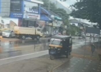 പോലീസുകാർ സഞ്ചരിച്ച ബൈക്കും ലോറിയും കൂട്ടിയിടിച്ച് രണ്ട് പേർക്ക് ഗുരുതര പരുക്ക്