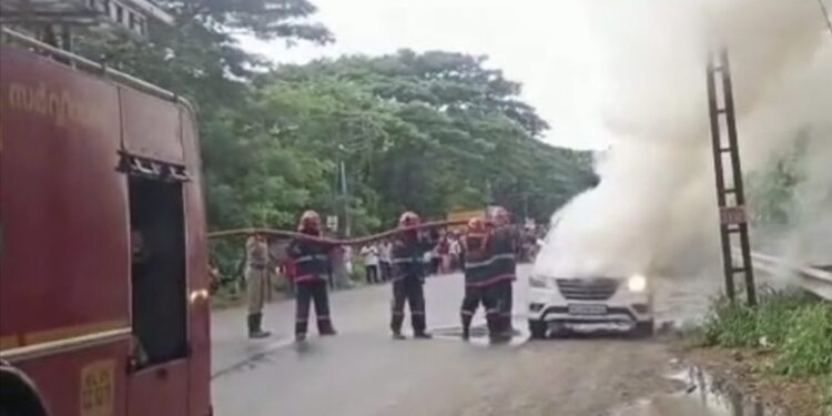 ഷൊർണൂരിൽ ഓടിക്കൊണ്ടിരുന്ന ഇന്നോവയ്ക്ക് തീ പിടിച്ചു