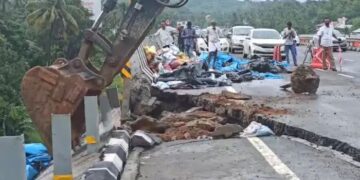 വടക്കഞ്ചേരി : ദേശീയപാതയിലെ കുതിരാനിൽ വിള്ളൽ വീണ് റോഡ് ഇടിഞ്ഞ ഭാഗം പൊളിച്ചു തുടങ്ങി