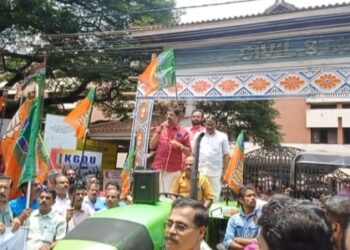 നഗരവീഥിയിൽ പ്രതിഷേധ ട്രാക്ടർ റാലി.