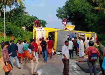 തിരുവാഴിയോട് കല്ലട ട്രാവൽസിന്റെ ബസ് നിയന്ത്രണം വിട്ട് മറിഞ്ഞു.