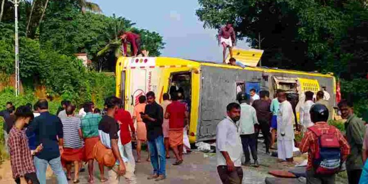തിരുവാഴിയോട് കല്ലട ട്രാവൽസിന്റെ ബസ് നിയന്ത്രണം വിട്ട് മറിഞ്ഞു.