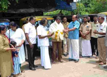 ഓട്ടോ ഡ്രൈവർ നസീറിനെ ആദരിച്ചു.