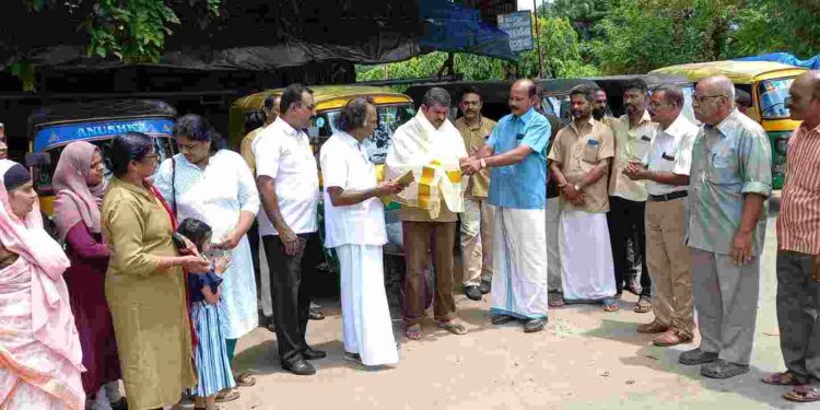 ഓട്ടോ ഡ്രൈവർ നസീറിനെ ആദരിച്ചു.