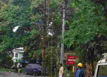 അപകടം വിതക്കുന്ന വൈദ്യുതി പോസ്റ്റ്‌ മാറ്റി സ്ഥാപിക്കുന്നു