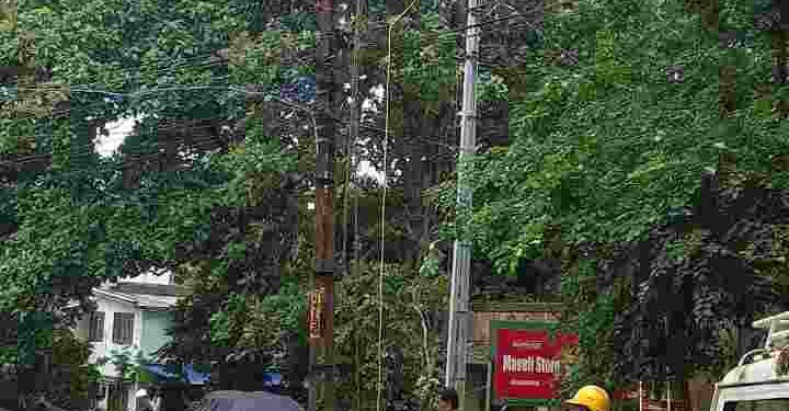 അപകടം വിതക്കുന്ന വൈദ്യുതി പോസ്റ്റ്‌ മാറ്റി സ്ഥാപിക്കുന്നു