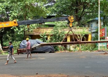 റോഡിൽ അപകടം വിതച്ചിരുന്ന വൈദ്യുതി പോസ്റ്റ് നീക്കം ചെയ്തു.