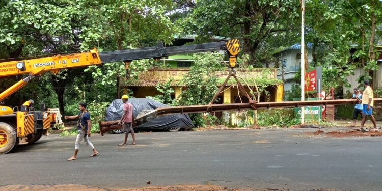 റോഡിൽ അപകടം വിതച്ചിരുന്ന വൈദ്യുതി പോസ്റ്റ് നീക്കം ചെയ്തു.