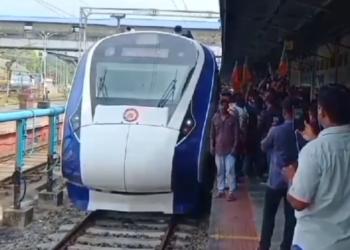 പാലക്കാടെത്തിയ വന്ദേഭാരതിന് സ്വീകരണം നല്‍കി