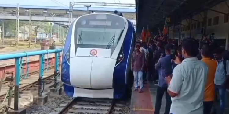 പാലക്കാടെത്തിയ വന്ദേഭാരതിന് സ്വീകരണം നല്‍കി