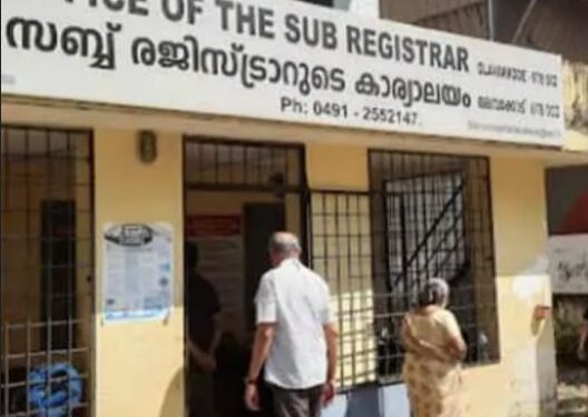 വിജിലൻസിനെ കണ്ട് പണം വലിച്ചെറിഞ്ഞു, ഒലവക്കോട് സബ് രജിസ്ട്രാര്‍ ഓഫീസില്‍ സകലരും കുടുങ്ങി,