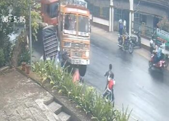 ലോറി നിയന്ത്രണം വിട്ട് ഓട്ടോറിക്ഷയിൽ ഇടിച്ചു, ബൈക്ക് യാത്രക്കാർ അത്ഭുതകരമായി രക്ഷപ്പെട്ടു