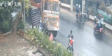 ലോറി നിയന്ത്രണം വിട്ട് ഓട്ടോറിക്ഷയിൽ ഇടിച്ചു, ബൈക്ക് യാത്രക്കാർ അത്ഭുതകരമായി രക്ഷപ്പെട്ടു