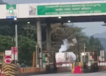 വാളയാർ ടോളിന് സമീപം ഗ്യാസ് ടാങ്കർ ലോറിയിൽ ലീക്ക്