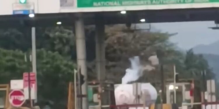 വാളയാർ ടോളിന് സമീപം ഗ്യാസ് ടാങ്കർ ലോറിയിൽ ലീക്ക്