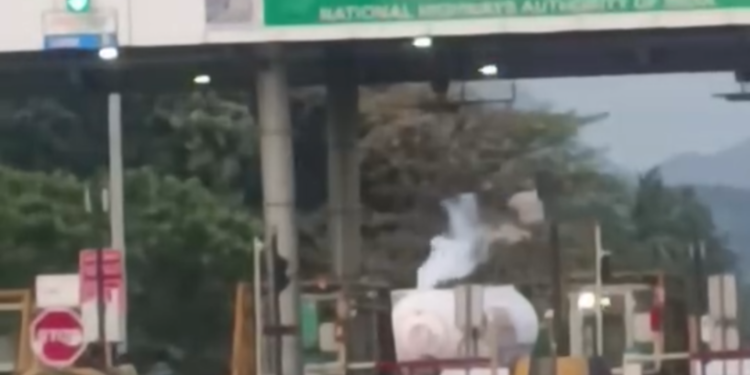 വാളയാർ ടോളിന് സമീപം ഗ്യാസ് ടാങ്കർ ലോറിയിൽ ലീക്ക്