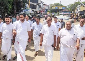 പട്ടാമ്പി പാലം അടച്ചിട്ടതോടെ മേഖലയില്‍ ഗതാഗത പ്രശ്നം രൂക്ഷം.