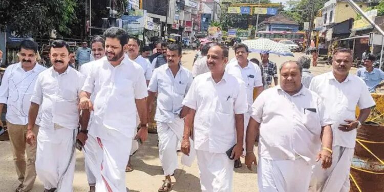 പട്ടാമ്പി പാലം അടച്ചിട്ടതോടെ മേഖലയില്‍ ഗതാഗത പ്രശ്നം രൂക്ഷം.