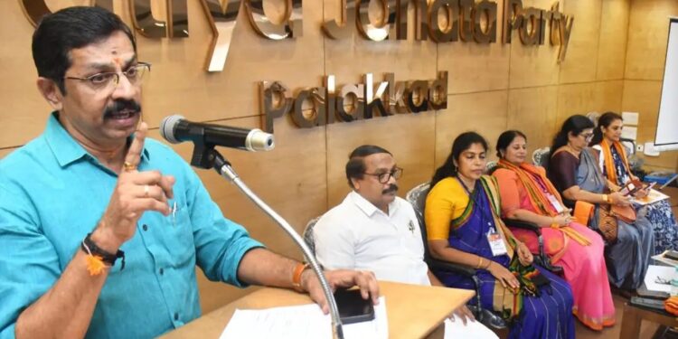 മുകേഷിനെ സിപിഎം സംരക്ഷിക്കുന്നത് പാര്‍ട്ടിക്ക് ഭയമുള്ളതിനാൽ : ബി ജെപി