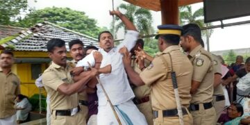 മലമ്പുഴ ഡാമിലെ ശുചീകരണ തൊഴിലാളികളുടെ കൂട്ട പിരിച്ചുവിടലിനെതിരെ തൊഴിലാളികളുടെ പ്രതിഷേധം