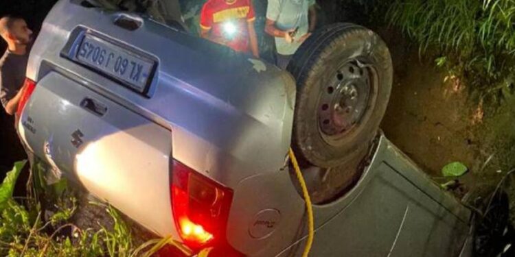 കാരാകുറുശ്ശിയിൽ നിയന്ത്രണം വിട്ട കാര്‍ താഴ്ചയിലേക്ക് മറിഞ്ഞ് മൂന്നുപേര്‍ക്ക് പരിക്ക്