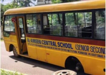 വിദ്യാര്‍ത്ഥികളുമായി പോവുകയായിരുന്ന സ്കൂള്‍ ബസ്സിന്‍റെ  ചക്രം ഊരിത്തെറിച്ചു