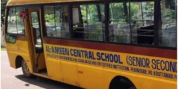 വിദ്യാര്‍ത്ഥികളുമായി പോവുകയായിരുന്ന സ്കൂള്‍ ബസ്സിന്‍റെ  ചക്രം ഊരിത്തെറിച്ചു