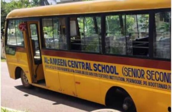 വിദ്യാര്‍ത്ഥികളുമായി പോവുകയായിരുന്ന സ്കൂള്‍ ബസ്സിന്‍റെ  ചക്രം ഊരിത്തെറിച്ചു