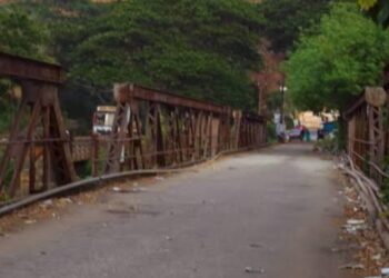 നെല്ലിപ്പുഴയ്ക്ക് കുറുകെയുളള  ബ്രീട്ടിഷ് ഇരുമ്പുപാലത്തില്‍ പാര്‍ക്കിംഗ് നിരോധനം