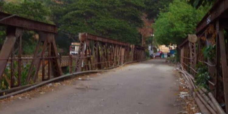 നെല്ലിപ്പുഴയ്ക്ക് കുറുകെയുളള  ബ്രീട്ടിഷ് ഇരുമ്പുപാലത്തില്‍ പാര്‍ക്കിംഗ് നിരോധനം