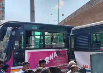 വടക്കഞ്ചേരിയില്‍ കെ.എസ്.ആര്‍.ടി.സി ബസും സ്വകാര്യ ബസും കൂട്ടിയിടിച്ച്‌ അപകടം; 20 പേര്‍ക്ക് പരിക്ക്