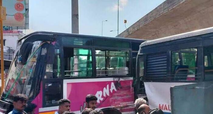 വടക്കഞ്ചേരിയില്‍ കെ.എസ്.ആര്‍.ടി.സി ബസും സ്വകാര്യ ബസും കൂട്ടിയിടിച്ച്‌ അപകടം; 20 പേര്‍ക്ക് പരിക്ക്