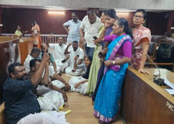 അശാസ്ത്രീയമായ യൂസർഫി : നഗരസഭ ഹാളിൽ പ്രതിപക്ഷ ധർണ്ണ