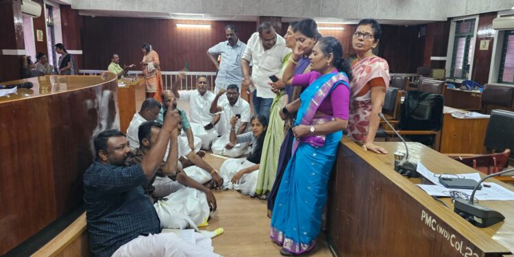 അശാസ്ത്രീയമായ യൂസർഫി : നഗരസഭ ഹാളിൽ പ്രതിപക്ഷ ധർണ്ണ