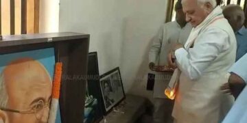 ഗവര്‍ണര്‍ ആരിഫ് മുഹമ്മദ് ഖാന്റെ ഷാളിന് തീപിടിച്ചു; വൻ അപകടം ഒഴിവായത് തലനാരിഴയ്‌ക്ക്