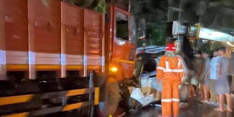 പൊലിഞ്ഞത് 5 ജീവനുകള്‍; യുവാക്കളെ പുറത്തെടുത്തത് കാര്‍ വെട്ടിപ്പൊളിച്ച്‌