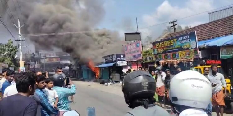 കൊഴിഞ്ഞാമ്പാറ പെയിൻ്റ് കടയിൽ തീപിടുത്തം, വൻ നാശനഷ്ടം
