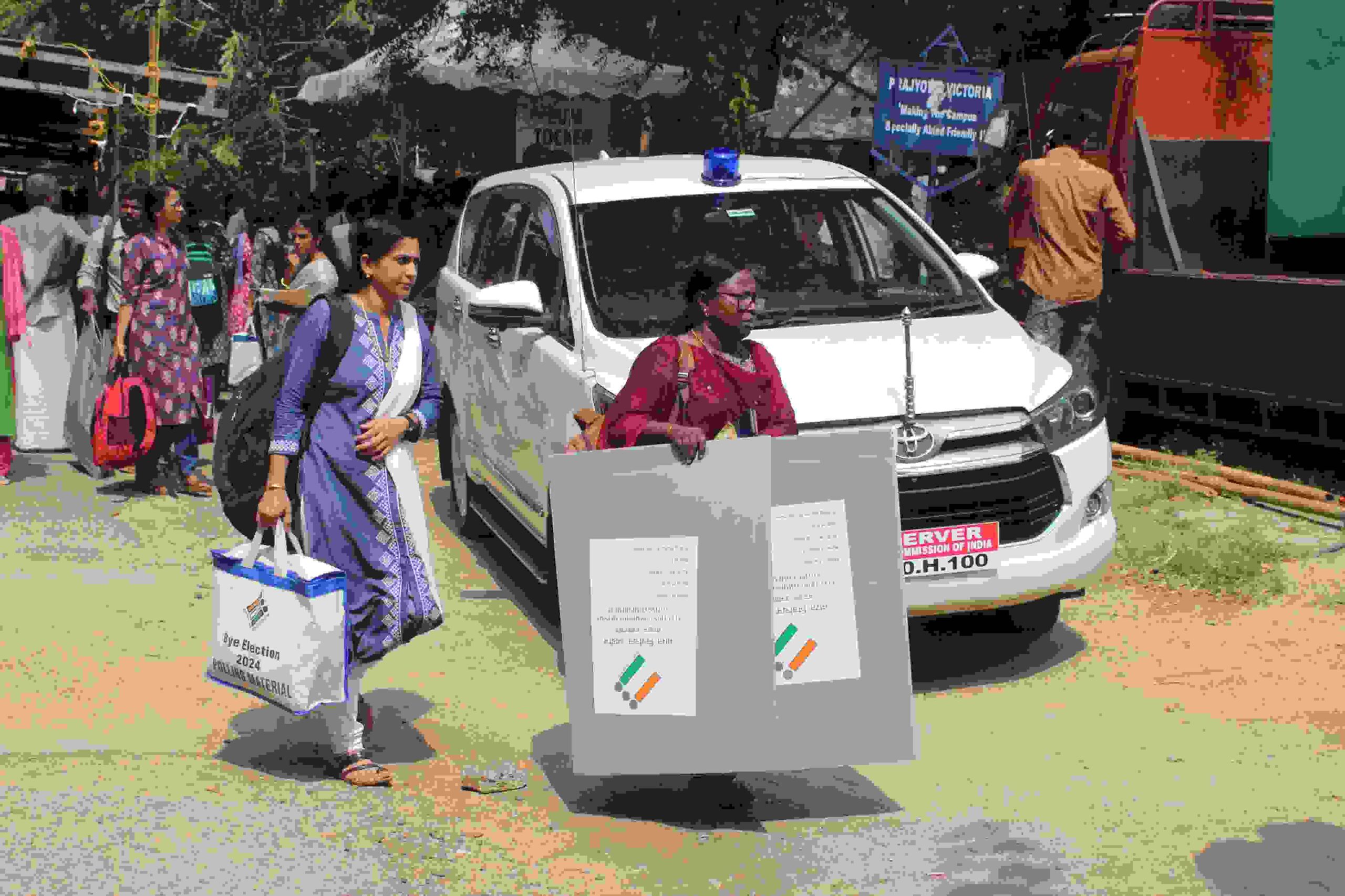 പോളിംഗ് സാമഗ്രികൾ വിതരണം തുടങ്ങി