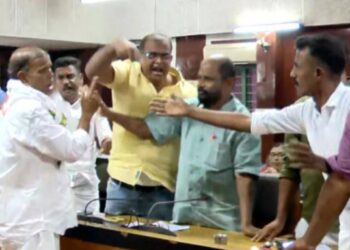 വോട്ടിനെ ചൊല്ലി നഗരസഭാ യോഗത്തില്‍   ബിജെപി-ഇടത് അംഗങ്ങളുടെ കയ്യാങ്കളി