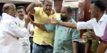 വോട്ടിനെ ചൊല്ലി നഗരസഭാ യോഗത്തില്‍   ബിജെപി-ഇടത് അംഗങ്ങളുടെ കയ്യാങ്കളി