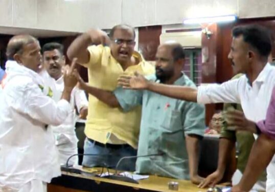 വോട്ടിനെ ചൊല്ലി നഗരസഭാ യോഗത്തില്‍   ബിജെപി-ഇടത് അംഗങ്ങളുടെ കയ്യാങ്കളി