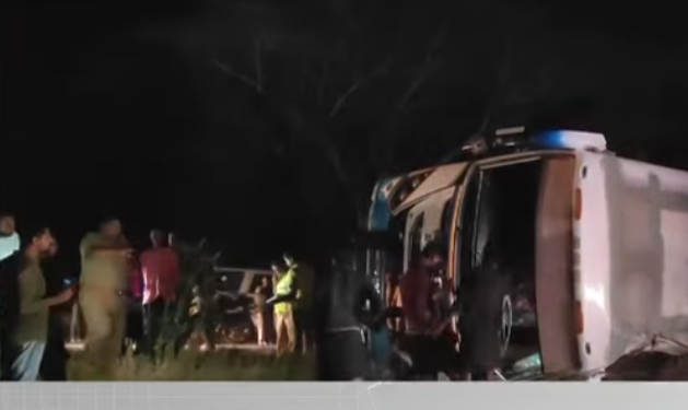 വടക്കഞ്ചേരിയില്‍ ശബരിമല തീര്‍ത്ഥാടകര്‍ സഞ്ചരിച്ച ബസ് മറിഞ്ഞ് അപകടം