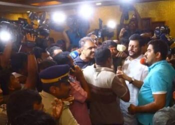 കോണ്‍ഗ്രസ് നേതാക്കളുടെ ഹോട്ടല്‍മുറികളില്‍ പൊലീസ് പരിശോധന, സംഘര്‍ഷം