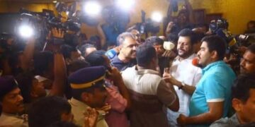 കോണ്‍ഗ്രസ് നേതാക്കളുടെ ഹോട്ടല്‍മുറികളില്‍ പൊലീസ് പരിശോധന, സംഘര്‍ഷം