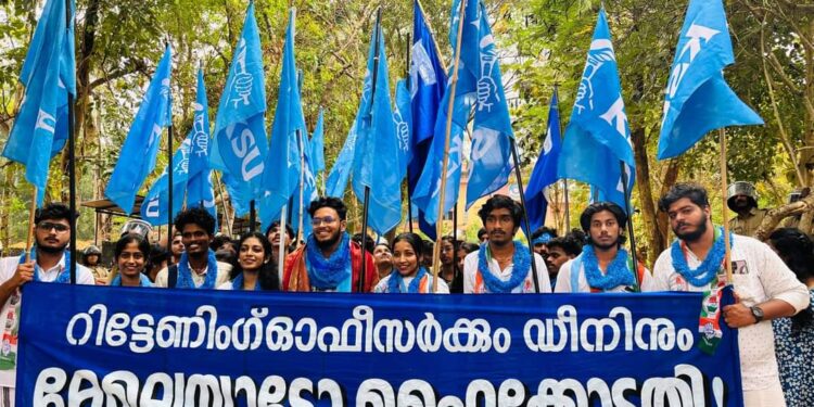 ഹൈക്കോടതി ഇടപെട്ടു ഒറ്റപ്പാലം കോളജില്‍ നടന്ന യൂണിയൻ തെരഞ്ഞെടുപ്പില്‍ കെഎസ്‌യു പാനലിനു വിജയം.