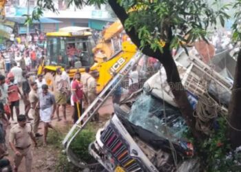 സ്‌കൂള്‍ വിദ്യാര്‍ഥികളുടെ മുകളിലേക്ക് ലോറി മറിഞ്ഞു; 4 കുട്ടികള്‍ക്ക് ദാരുണാന്ത്യം