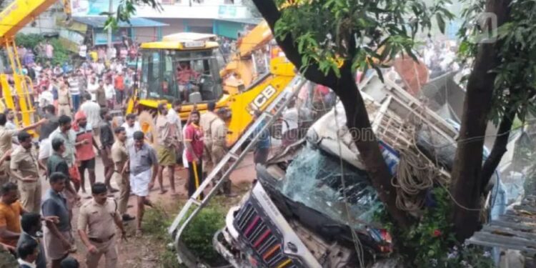 സ്‌കൂള്‍ വിദ്യാര്‍ഥികളുടെ മുകളിലേക്ക് ലോറി മറിഞ്ഞു; 4 കുട്ടികള്‍ക്ക് ദാരുണാന്ത്യം