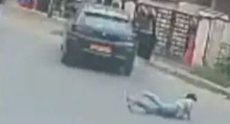 ഒറ്റപ്പാലത്ത്  നിര്‍ത്തിയിട്ടിരുന്ന കാര്‍ കുട്ടികള്‍ സ്റ്റാര്‍ട്ട് ചെയ്തു; നിയന്ത്രണം വിട്ട് മതിലിലേക്ക് ഇടിച്ച് കയറി