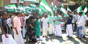 വാളയാർ കേസ് :സിബിഐ യുടെ കോലത്തിൽ ചെരിപ്പൂരി അടിച്ചു നാഷണൽ ജനതാദൾ വനിതാ പ്രവർത്തകർ.